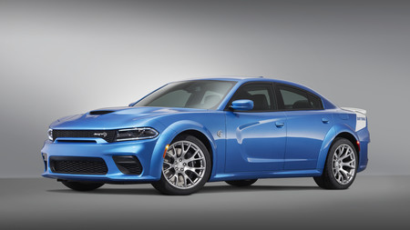 El nuevo Dodge Charger SRT Hellcat Widebody Daytona 50 Anniversary es una fiera pintada de azul y 717 hp