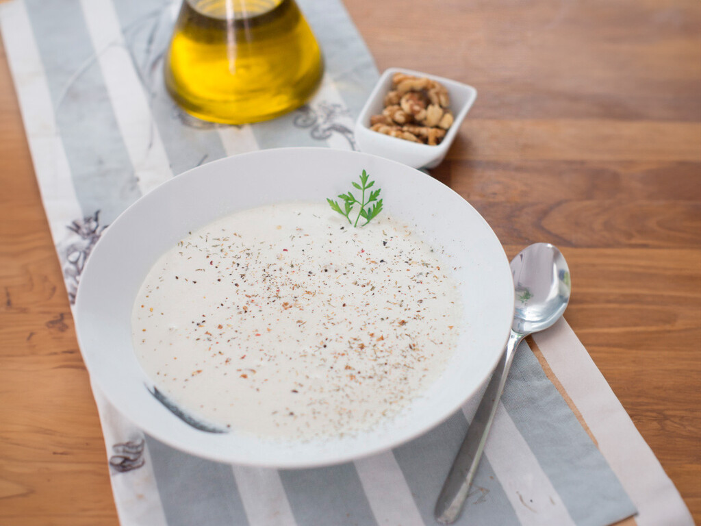 Tarator o sopa fría de yogur y pepino, receta búlgara súper refrescante