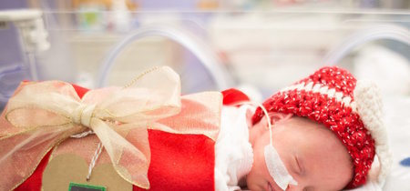 Preciosas fotos de bebés prematuros disfrazados de regalos de Navidad 