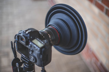 The Ultimate Lens Hood, un “parasol gigante” para todo tipo de cámaras que promete acabar con los reflejos de las ventanas