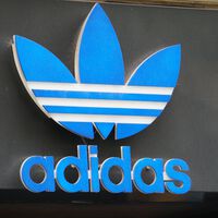 Todo al 50% y 60%: El Corte Inglés liquida en su outlet todas las camisetas Adidas tiradas de precio 