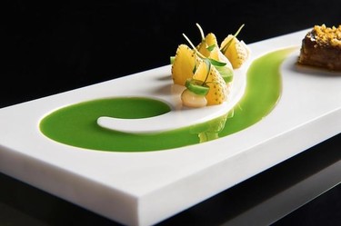 Los platos lucen más espectaculares con una vajilla de diseño como esta