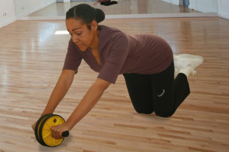 Beneficios de entrenar los abdominales con rodillo