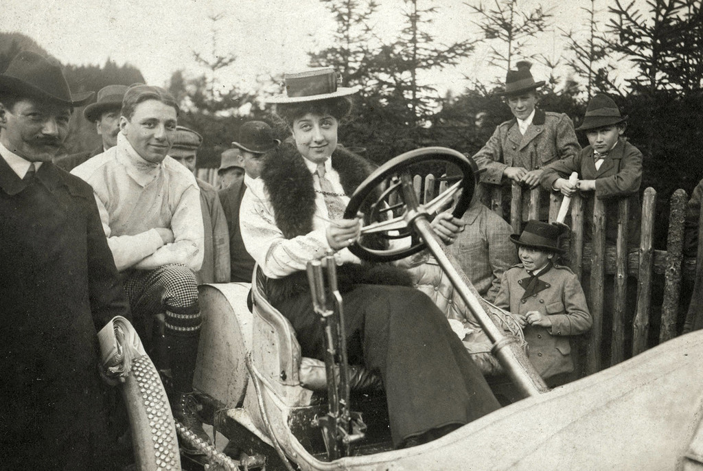 Ella es Mercedes, la niña que hace 120 años le puso nombre a Mercedes-Benz