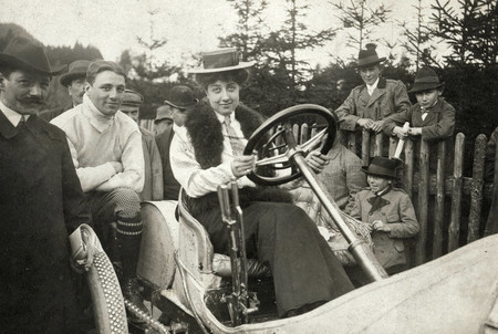 Ella es Mercedes, la niña que hace 120 años le puso nombre a Mercedes-Benz