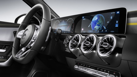 El nuevo interior del Mercedes-Benz Clase A pone en duda al del Clase S, es un mundo bizarro