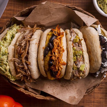 De la reina pepiada al tumbarrancho: los rellenos de arepas más populares en Venezuela