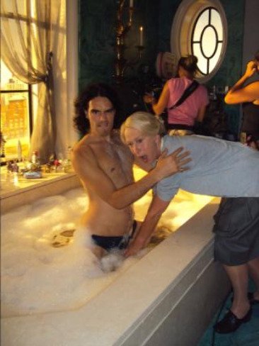 Helen Mirren ayuda a Russell Brand con la higiene de sus partes