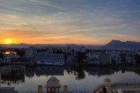 India: Puesta de sol en la ciudad blanca de Udaipur