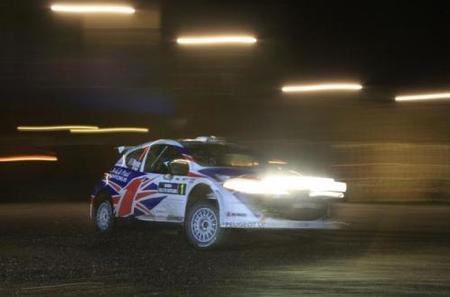 El campeón, Kris Meeke, marca el ritmo en Escocia
