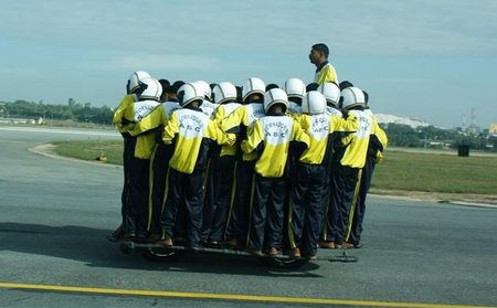 Otro récord mundial, 54 personas sobre una moto