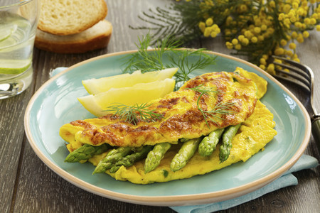 Omelette de espárragos y queso panela. Receta de desayuno saludable