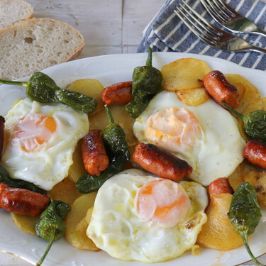 Receta de huevos rotos con chistorra y pimientos verdes de Gernika: un capricho súper fácil
