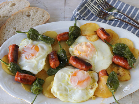 Receta de huevos rotos con chistorra y pimientos verdes de Gernika: un capricho súper fácil