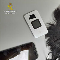 Mete una peluca con una microcámara para copiar en el examen del carnet de conducir y le pilla la Guardia Civil