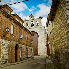 Con vistas al Pisuerga, este pueblo de Palencia presume de sus casas cueva, su iglesia… y por tener uno de los primeros telégrafos ópticos de España 