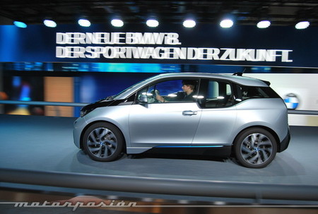 Salón de Frankfurt 2013, día 1: los coches y las chicas