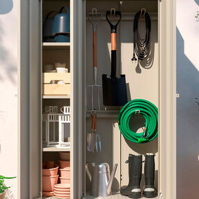 Ikea acaba de sacar un mueble de exterior que es ideal para almacenar todos los accesorios para el cuidado del jardín 