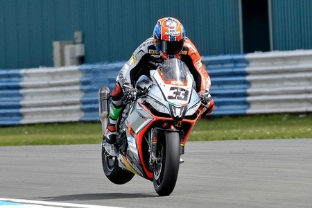 marco-melandri-aprilia-rsv4-wsbk-donington-park