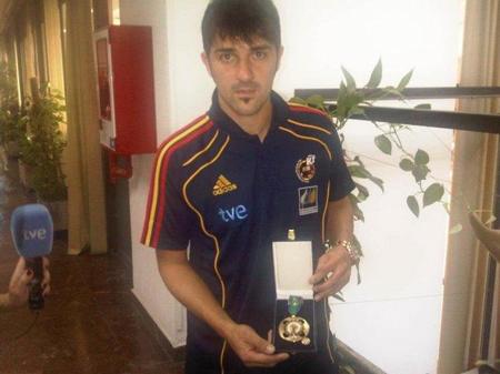 David Villa, ese <em>fashionista</em> del pelo que igual va de malote que de indie