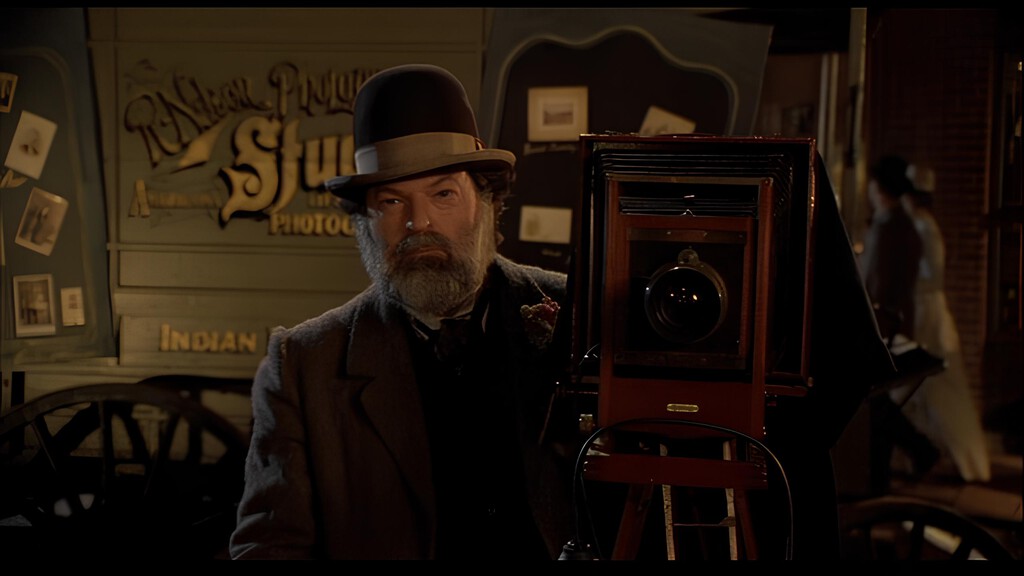 Tal vez no se le reconozca a simple vista, pero uno de los mejores cameos de Regreso al Futuro 3 es de alguien que hizo posible la trilogía 