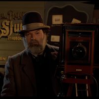 Tal vez no se le reconozca a simple vista, pero uno de los mejores cameos de Regreso al Futuro 3 es de alguien que hizo posible la trilogía 