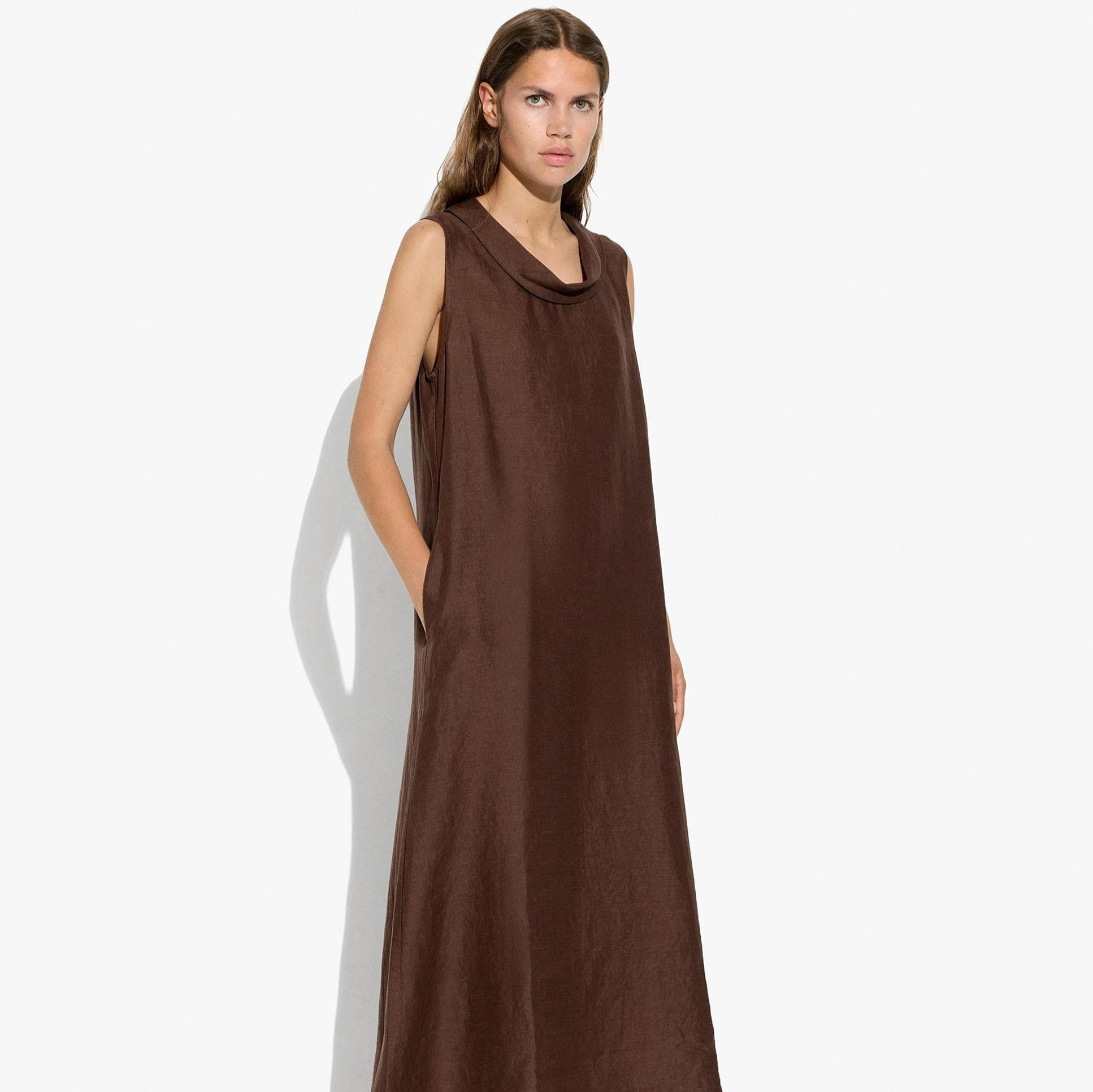 Vestido largo 100% lino con cuello drapeado Marrón oscuro Parfois