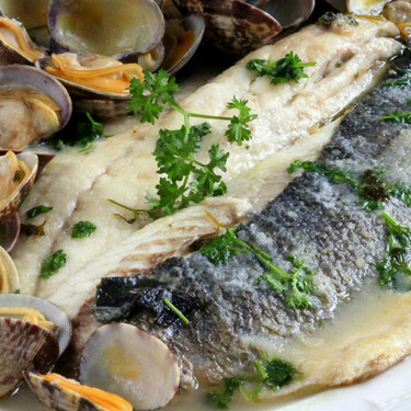 La firmaría cualquier asturiano: la receta de lubina fácil y que sabe a fiesta con la que aprovechar un culín de sidra 