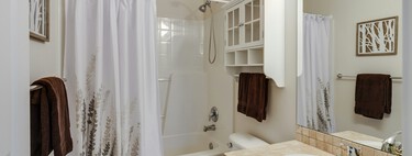 El truco de estilo para baños de alquiler: una cortina de ducha tan bonita que también podrías colgarla de la ventana 