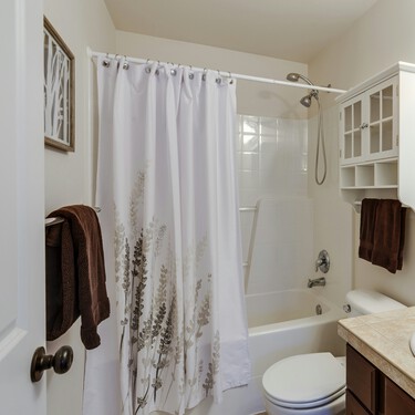 El truco de estilo para baños de alquiler: una cortina de ducha tan bonita que también podrías colgarla de la ventana 