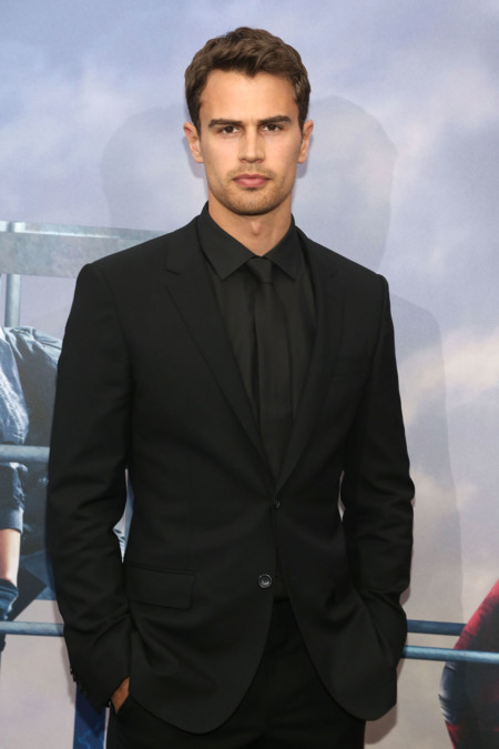 Theo James sí que sabe vestir de negro... ¡Chúpate esa, Jon Nieve!
