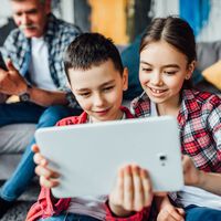 No es que las nuevas generaciones hablen menos en México, es que crecieron escuchando menos palabras 