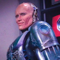 Amazon ha encontrado a su RoboCop y no es el tipo duro que esperábamos: puede ser una elección inesperada para recuperar el espíritu de Paul Verhoeven