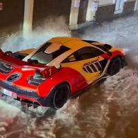 Y se marchó... Pero no era un barco llamado Libertad; era un especialísimo McLaren Senna sobreviviendo a las inundaciones de Malta