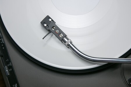 ¿Estás pensando en dar el salto al vinilo? Si vas a comprar un tocadiscos, estos son algunos aspectos a valorar