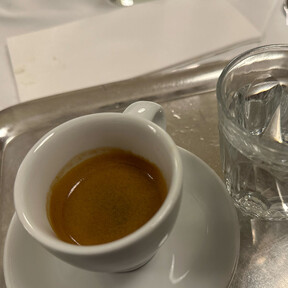 Que en un café de Viena te pongan agua no es para quitar la sed: es para presumir de su calidad