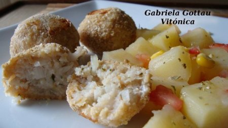 Albóndigas de merluza con ensalada de patata. Receta saludable