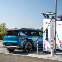Los gobiernos intentan imponer el coche eléctrico. Su problema es que no lo estamos comprando