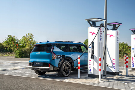 Los gobiernos intentan imponer el coche eléctrico. Su problema es que no lo estamos comprando