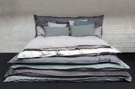 Una buena idea: una cama hecha con muchos edredones