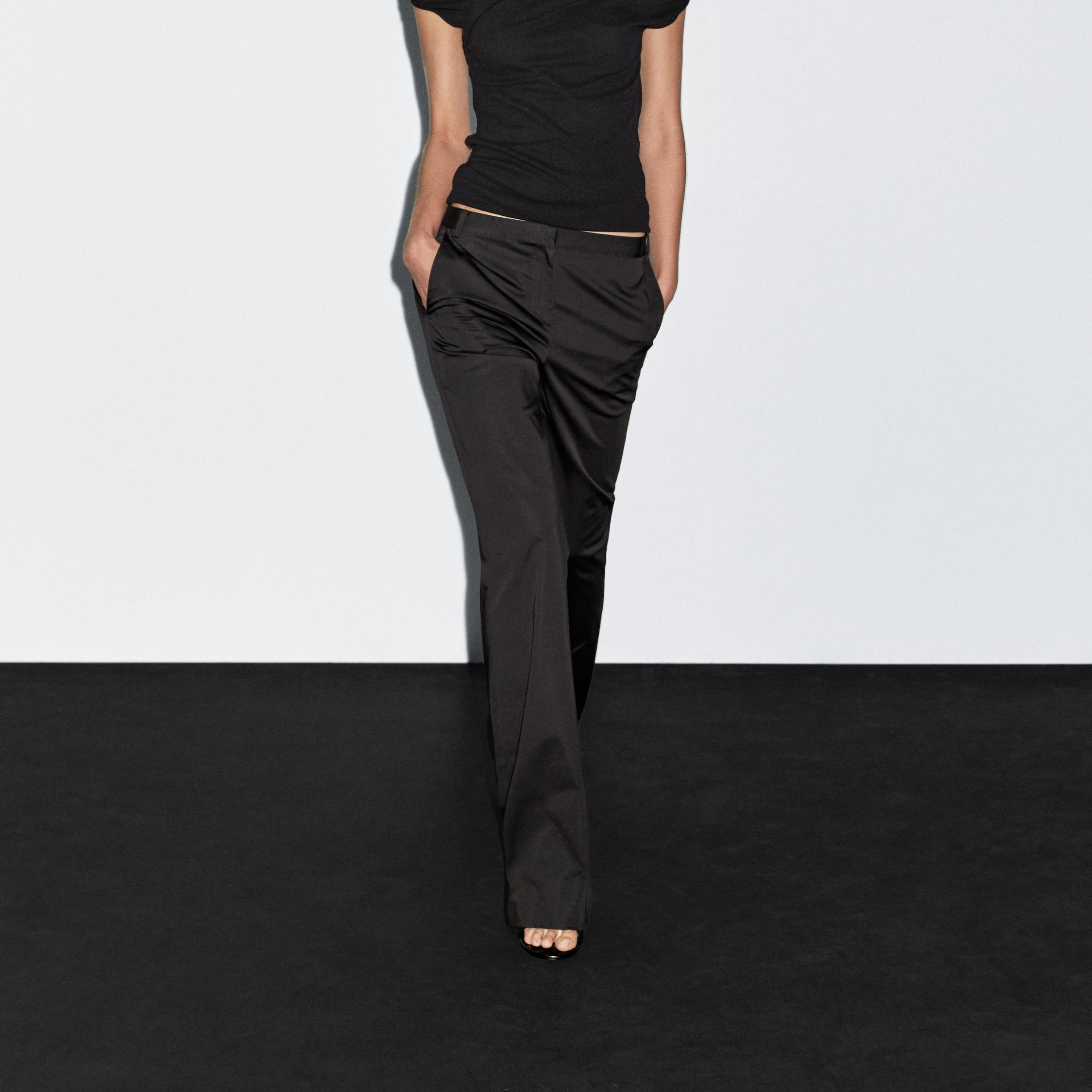 Pantalón flare fit satinado