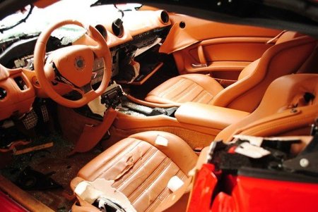 Ferrari California saqueado en Tunez