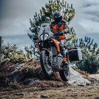 La KTM 890 Adventure se vuelve más dakariana: los mismos 105 CV pero más cómodos y manejables