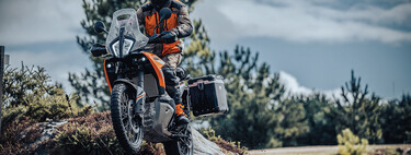 La KTM 890 Adventure se vuelve más dakariana: los mismos 105 CV pero más cómodos y manejables