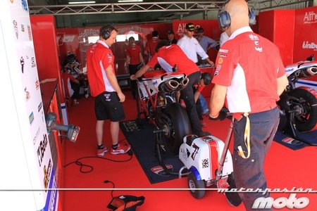 Arrancando la Ducati de Checa