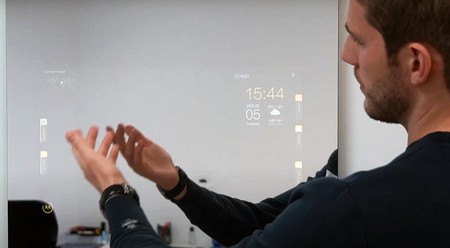 El espejo con Android y Google Assistant ya está a la venta (y no te saldrá barato)