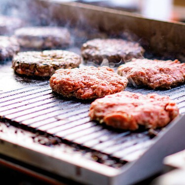 Los científicos le dan la razón a los cocineros en el truco profesional para cocinar hamburguesas jugosas sin que sean un riesgo para la salud 