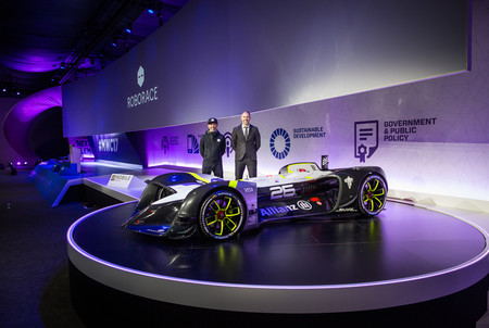 Denis Daniel Robocar presentando el Roborace en el Mobile World Congress