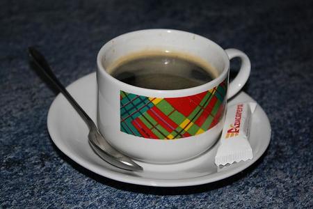¿Cómo eliminar las manchas de café o de vino en casa?