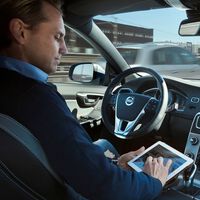 "Cuando los conductores se sienten cómodos con la tecnología, hay más distracciones". Nos vendieron que los coches que conducen parcialmente solos evitan accidentes. Pueden tener el efecto contrario